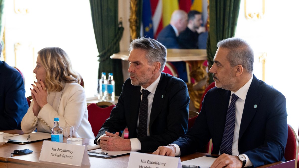 Foreign Minister Hakan Fidan (R) attends a summit on Ukraine with Dutch Prime Minister Dick Schoof and Italian Prime Minister Giorgia Meloni, London, U.K., March 2, 2025. (İHA Photo)