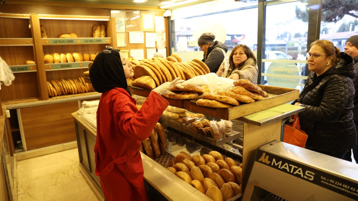 People buy traditional Ramadan pide at a bakery during Islam&#039;s holy month of Ramadan, Istanbul, Türkiye, March 4, 2025. (AA Photo)