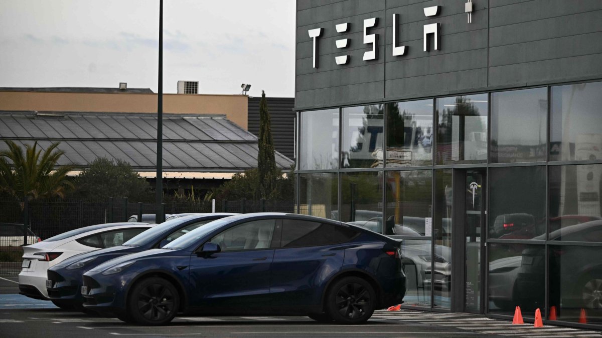 Tesla cars are seen parked in front of a Tesla dealership where 12 Tesla vehicles were damaged in an alleged arson attack, Plaisance-du-Touch, Toulouse, southwestern France, March 3, 2025. (AFP Photo)