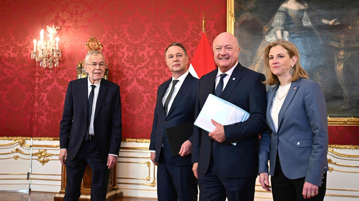 Austrian President Alexander Van der Bellen meets with Social Democratic Party (SPÖ) leader Andreas Babler, Austrian People&#039;s Party (ÖVP) leader Christian Stocker and New Austria and Liberal Forum (NEOS) leader Beate Meinl-Reisinger, Vienna, Austria, Feb. 22, 2025. (AFP Photo)