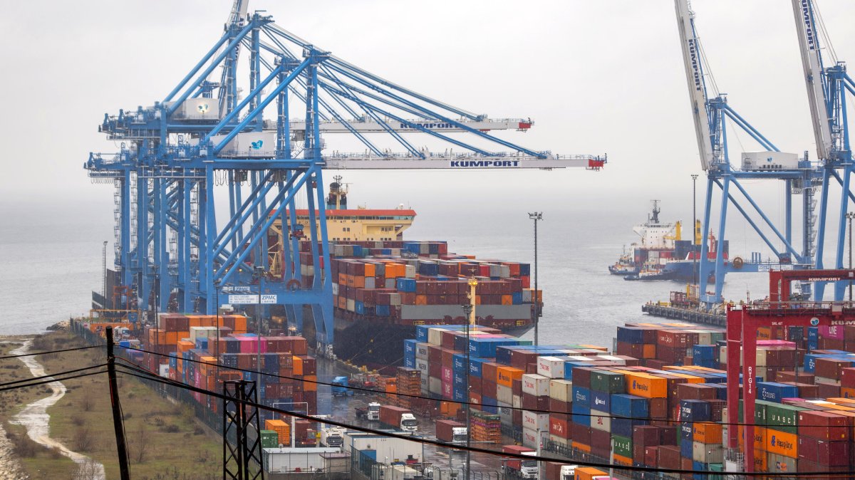 Türkiye’s exports slip on calendar effects, as gas, gold lift imports