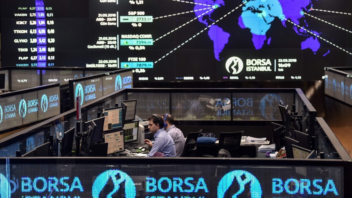 Traders work at their desks on the floor of the Borsa Istanbul Stock Exchange, Istanbul, Türkiye, May 22, 2018. (AFP Photo)