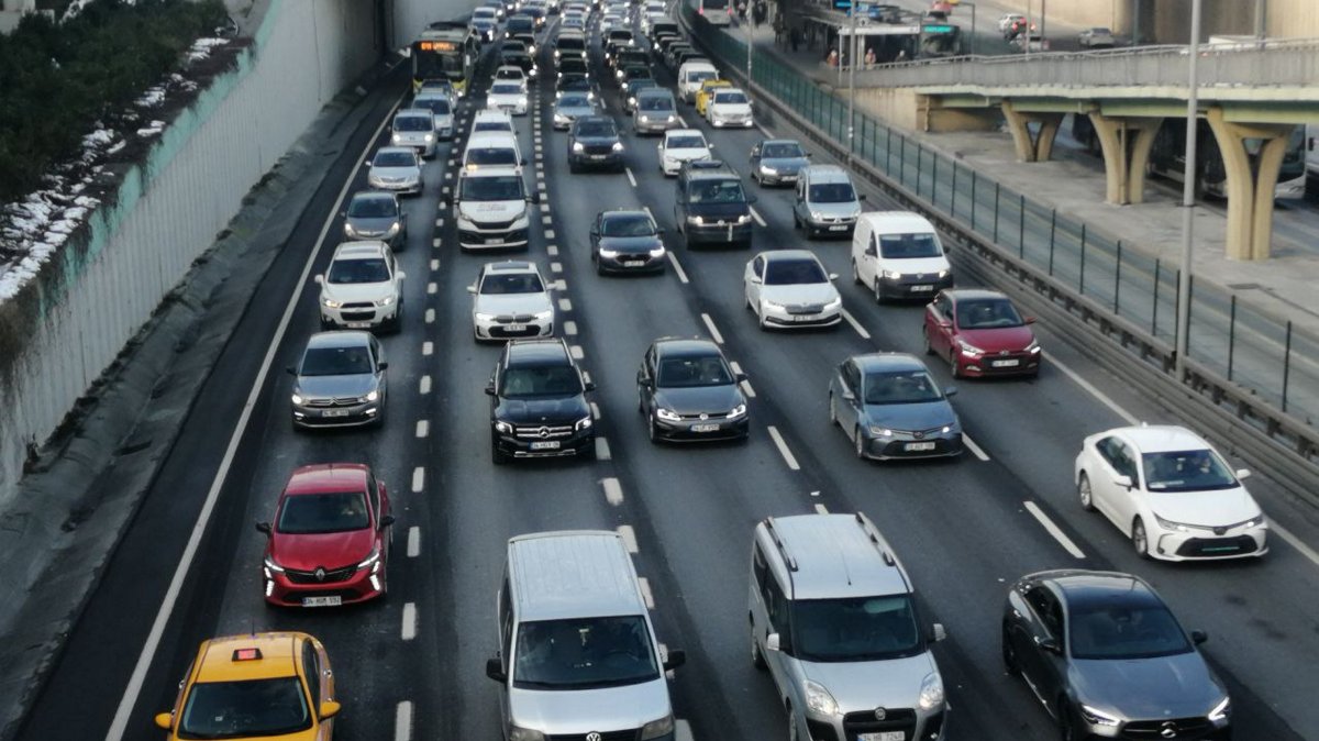An aerial view of cars and passenger vehicles on a highway in Istanbul, Türkiye, Feb. 25, 2025. (AA Photo)