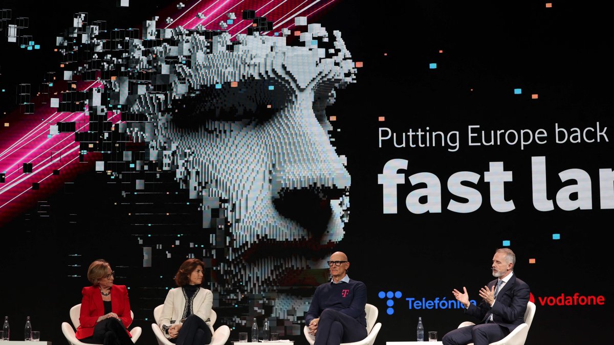 (L-R) Vodafone CEO Margherita Della Valle, Orange CEO Christel Heydemann, Deutsche Telekom CEO Tim Hottges, and Telefonica Chairperson and CEO Marc Murtra participate in a roundtable discussion during Keynote 4 at the Mobile World Congress (MWC), the world&#039;s biggest mobile fair, Barcelona, Spain, March 3, 2025. (AFP Photo)