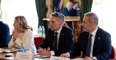 Foreign Minister Hakan Fidan (R) attends a summit on Ukraine with Dutch Prime Minister Dick Schoof and Italian Prime Minister Giorgia Meloni, London, U.K., March 2, 2025. (İHA Photo)