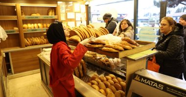 People buy traditional Ramadan pide at a bakery during Islam&#039;s holy month of Ramadan, Istanbul, Türkiye, March 4, 2025. (AA Photo)