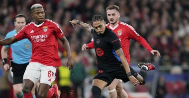 Barcelona&#039;s Raphinha tries a shot next to Benfica&#039;s Florentino Luis during a Champions League opening phase match at the Luz stadium, Lisbon, Portugal, Jan. 21, 2025. (AP Photo)