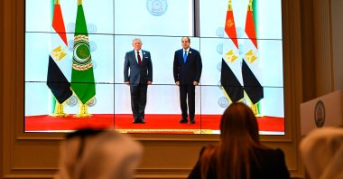 People watch on a big screen as Egypt&amp;amp;#039;s President Abdel Fattah el-Sissi (R) welcomes Jordan&amp;amp;#039;s King Abdullah II ahead of an Arab League summit on Gaza on March 4, 2025. (AFP Photo)
