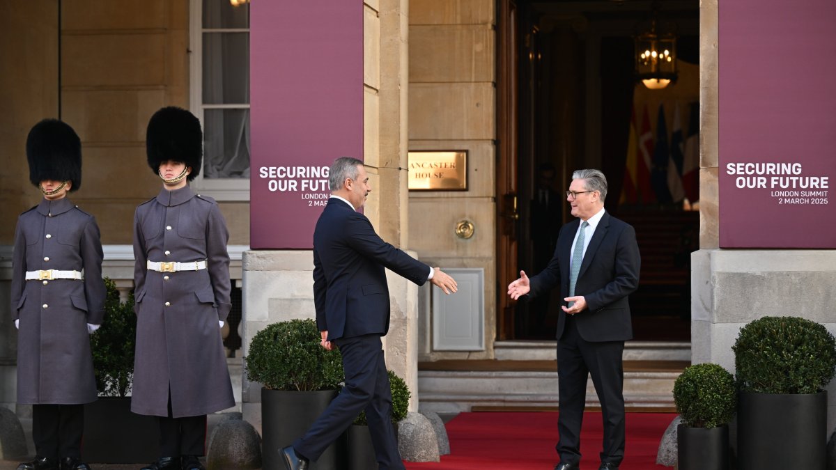 Foreign Minister Hakan Fidan (L) approaches British Prime Minister Keir Starmer during the emergency summit on Ukraine, London, U.K., March 2, 2025 (AA Photo)