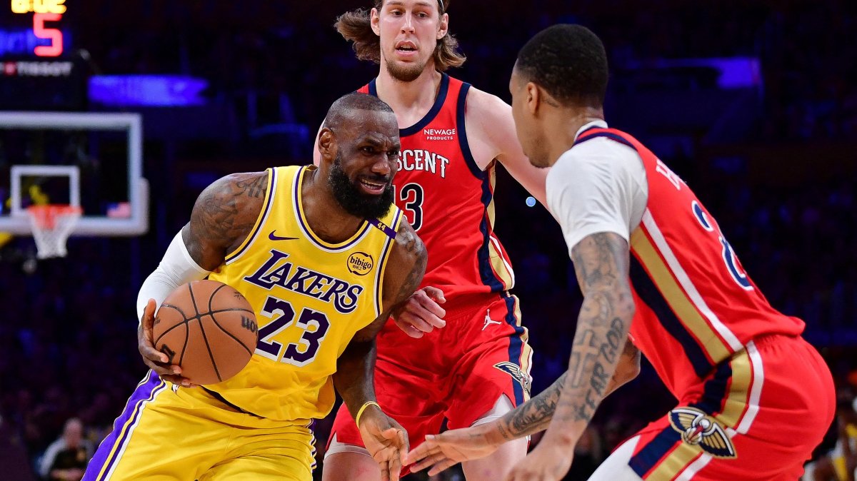 Los Angeles Lakers&#039; LeBron James (L) moves the ball against New Orleans Pelicans Kelly Olynyk (R) and Trey Murphy III during the first half at Crypto.com Arena, Los Angeles, U.S., March 4, 2025. (Reuters Photo)