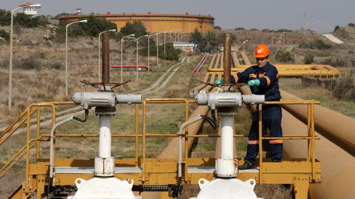 A worker checks the valve gears of pipes linked to oil tanks at Türkiye&#039;s Mediterranean port of Ceyhan, some 70 kilometers (43.5 miles) from Adana province, southern Türkiye, Feb. 19, 2014. (Reuters Photo)