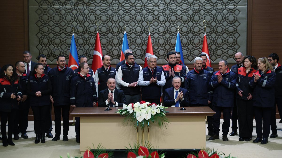 President Recep Tayyip Erdoğan and Azerbaijani President Ilham Aliyev (L) attend a ceremony to launch the Iğdır-Nakhchivan natural gas pipeline, Ankara, Türkiye, March 5, 2025. (AA Photo)