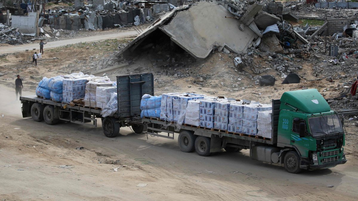 A truck loaded with humanitarian aid drives through Rafah in the southern Gaza Strip after entering from the Kerem Shalom crossing, Feb. 18, 2025. (AFP Photo)