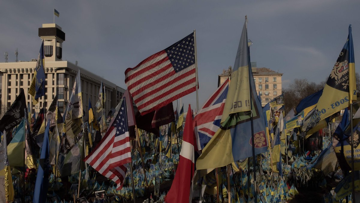 U.S. and Ukrainian flags are seen at a makeshift memorial for the fallen Ukrainian and foreign fighters on the Independence Square in Kyiv, March 4, 2025. (AFP Photo)