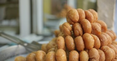 A large plate of Ramazan halva, a traditional sweet exclusively made during Ramadan, Bursa, Türkiye, March 5, 2025. (IHA Photo)