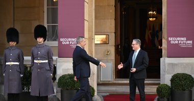 Foreign Minister Hakan Fidan (L) approaches British Prime Minister Keir Starmer during the emergency summit on Ukraine, London, U.K., March 2, 2025 (AA Photo)