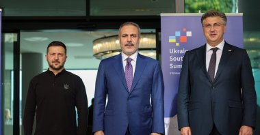 Croatian Foreign Minister Gordan Grlic-Radman (R) and Ukrainian President Volodymyr Zelenskyy (L) welcome Foreign Minister Hakan Fidan (C) for the Ukraine-Southeast Europe summit, Dubrovnik, Croatia, Oct. 9, 2024. (AA Photo)