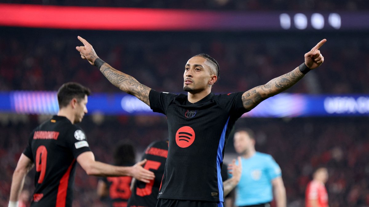 Barcelona&#039;s Raphinha celebrates scoring his team&#039;s first goal during the UEFA Champions League round of 16 first leg football match against Benfica at Estadio da Luz stadium, Lisbon, Portugal, March 5, 2025. (AFP Photo)