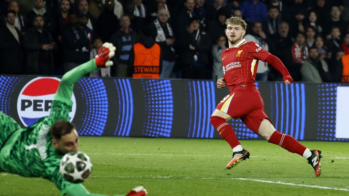 Liverpool&#039;s Harvey Elliott (R) scores the opening goal against PSG goalkeeper Gianluigi Donnarumma during the UEFA Champions League round of 16, first leg match, Paris, France, March 5, 2025. (EPA Photo)