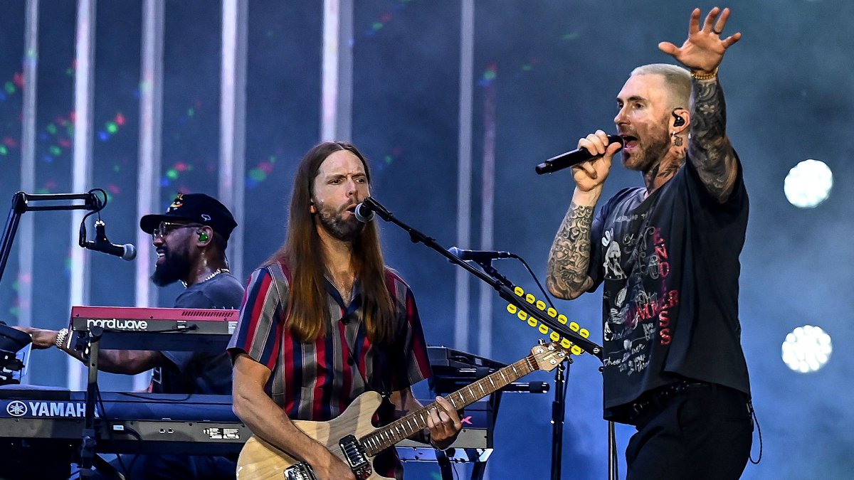 U.S. singer Adam Levine (R) of pop rock band Maroon 5 performs live, Mumbai, India, Dec. 3, 2024. (AFP Photo)
