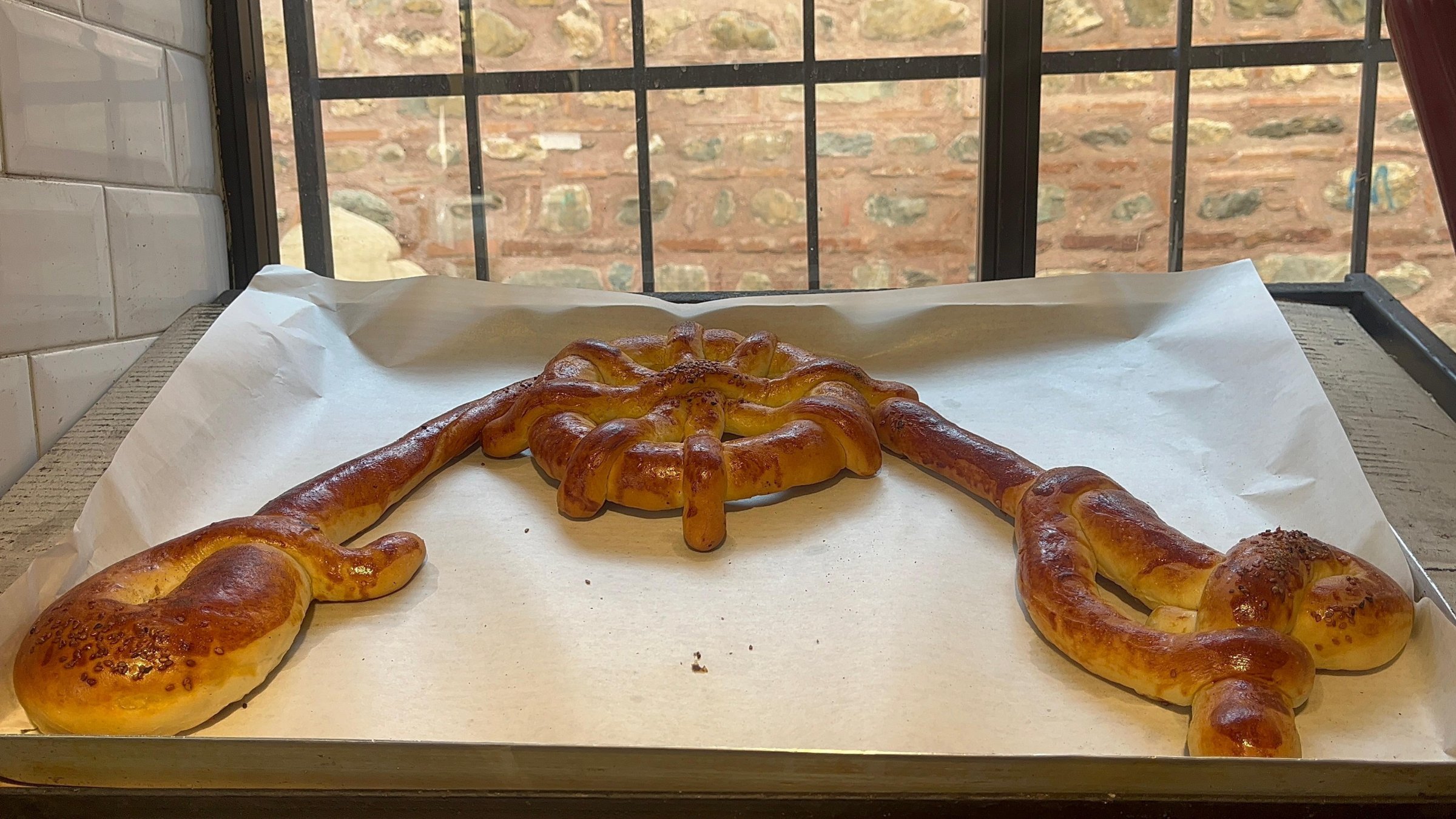 The bakery displays a pastry shaped like a ship's wheel, a traditional Ramadan treat, Bursa, Türkiye, March 6, 2025. (DHA Photo)