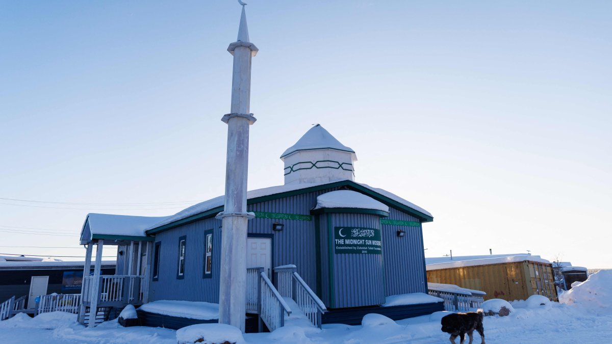 The sun hangs low in the sky over the Midnight Sun Mosque as Muslim devotees prepare to break their fast for Iftar during Ramadan, Inuvik, Canada, March 2, 2025. (AFP Photo)