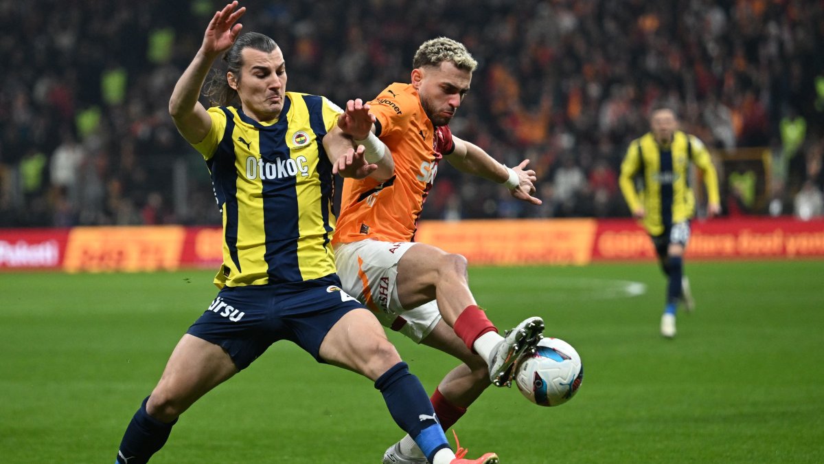 Fenerbahçe&#039;s Çaglar Soyüncü (L) fights for the ball with Galatasaray&#039;s Bariş Alper Yılmaz during the Turkish Süper Lig football match at the RAMS Park, Istanbul, Türkiye, Feb. 24, 2025. (AFP Photo)