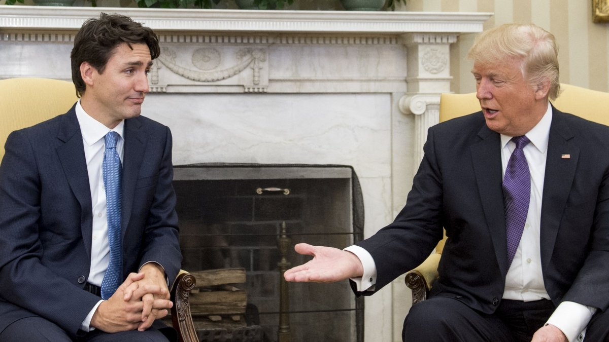 U.S. President Donald Trump and Canadian Prime Minister Justin Trudeau meet in the Oval Office of the White House in Washington, D.C., Feb. 13, 2017. (AFP File Photo)