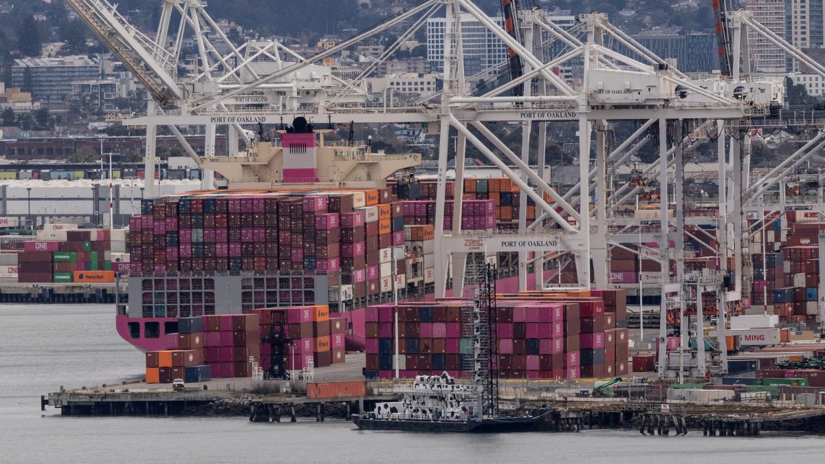 A cargo ship full of shipping containers is seen at the port of Oakland as trade tensions escalate over U.S. tariffs, in Oakland, California, U.S., Feb. 3, 2025. (Reuters Photo)