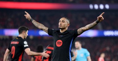 Barcelona&#039;s Raphinha celebrates scoring his team&#039;s first goal during the UEFA Champions League round of 16 first leg football match against Benfica at Estadio da Luz stadium, Lisbon, Portugal, March 5, 2025. (AFP Photo)