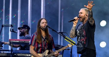 U.S. singer Adam Levine (R) of pop rock band Maroon 5 performs live, Mumbai, India, Dec. 3, 2024. (AFP Photo)