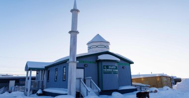 The sun hangs low in the sky over the Midnight Sun Mosque as Muslim devotees prepare to break their fast for Iftar during Ramadan, Inuvik, Canada, March 2, 2025. (AFP Photo)