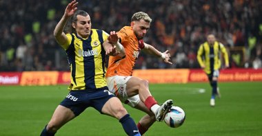 Fenerbahçe&#039;s Çaglar Soyüncü (L) fights for the ball with Galatasaray&#039;s Bariş Alper Yılmaz during the Turkish Süper Lig football match at the RAMS Park, Istanbul, Türkiye, Feb. 24, 2025. (AFP Photo)