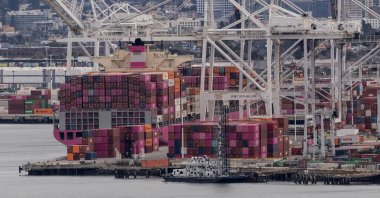 A cargo ship full of shipping containers is seen at the port of Oakland as trade tensions escalate over U.S. tariffs, in Oakland, California, U.S., Feb. 3, 2025. (Reuters Photo)