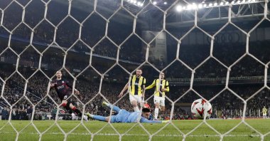 Rangers&#039; Vaclav Cerny scores their third goal past Fenerbahçe&#039;s Irfan Eğribayat during the UEFA Europa League round of 16 first-leg football match between Fenerbahçe SK and Rangers FC (Glasgow Rangers) at the Şükrü Saraçoğlu Stadium in Istanbul, Türkiye, March 6, 2025. (Reuters Photo)