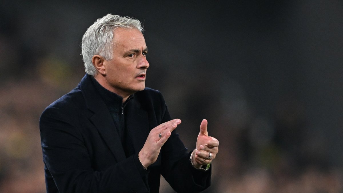 Fenerbahçe&#039;s Jose Mourinho reacts during the UEFA Europa League round of 16 first-leg football match against Rangers at the Ülker Stadium, Istanbul, Türkiye, March 6, 2025. (AFP Photo)