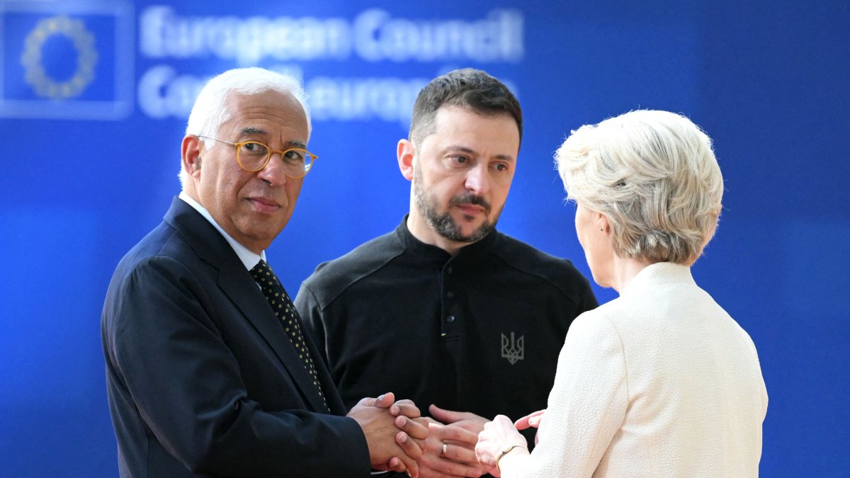 European Council President Antonio Costa (L) and European Commission President Ursula von der Leyen (R) greet Ukrainian President Volodymyr Zelenskyy as he arrives at the Special European Council to discuss continued support for Ukraine and European defense at the EU headquarters, Brussels, Belgium, March 6, 2025. (AFP Photo)