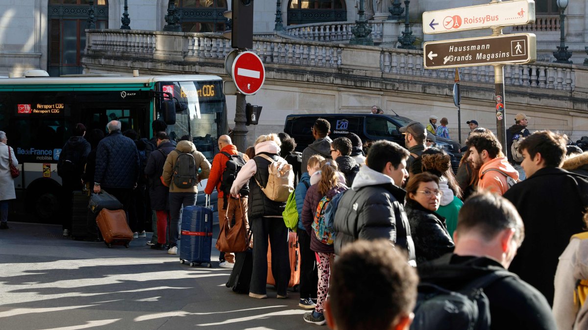 Passengers queue to take a bus as train traffic has been stopped at the Gare du Nord station following the discovery of a World War II bomb, Paris, France, March 7, 2025. (AFP Photo)