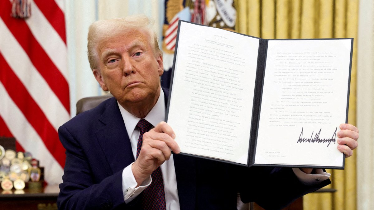 U.S. President Donald Trump holds a signed executive order on cryptocurrencies, the Oval Office of the White House, Washington, U.S., Jan. 23, 2025. (Reuters Photo)