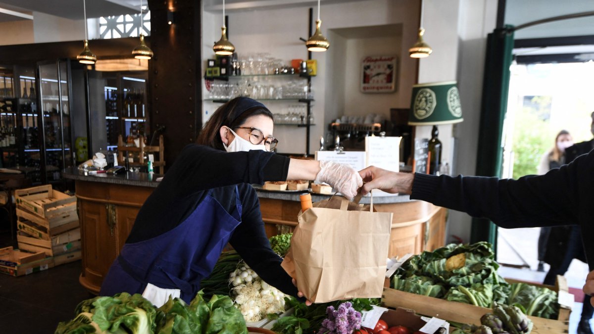 A customer buys food for take away at the L&#039;Oseille restaurant where people can also buy fresh fruits and vegetables, Paris, France, May 15, 2020. (AFP Photo)