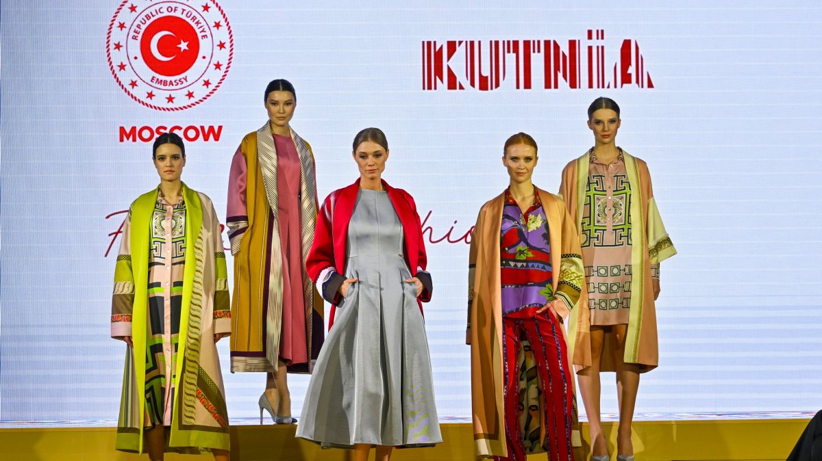 Models wearing clothes made of the traditional qutni fabric pose during a fashion show in Moscow, Russia, March 9, 205. (AA Photo)
