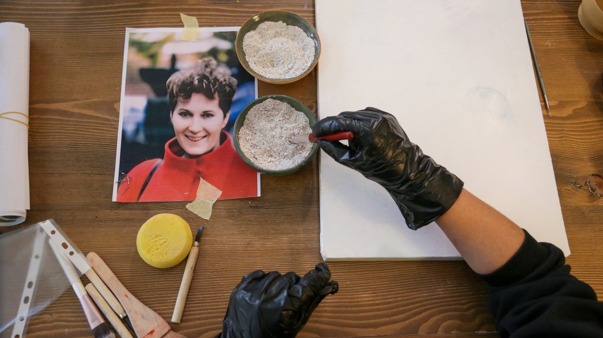 Serap Lokmacı, a painter who works with sand for her drawings, makes a portrait of Hungarian woman Katalin Kollar using ashes from her cremation in Ürgüp, Nevşehir, Türkiye, Feb. 27, 2025. (Reuters Photo)