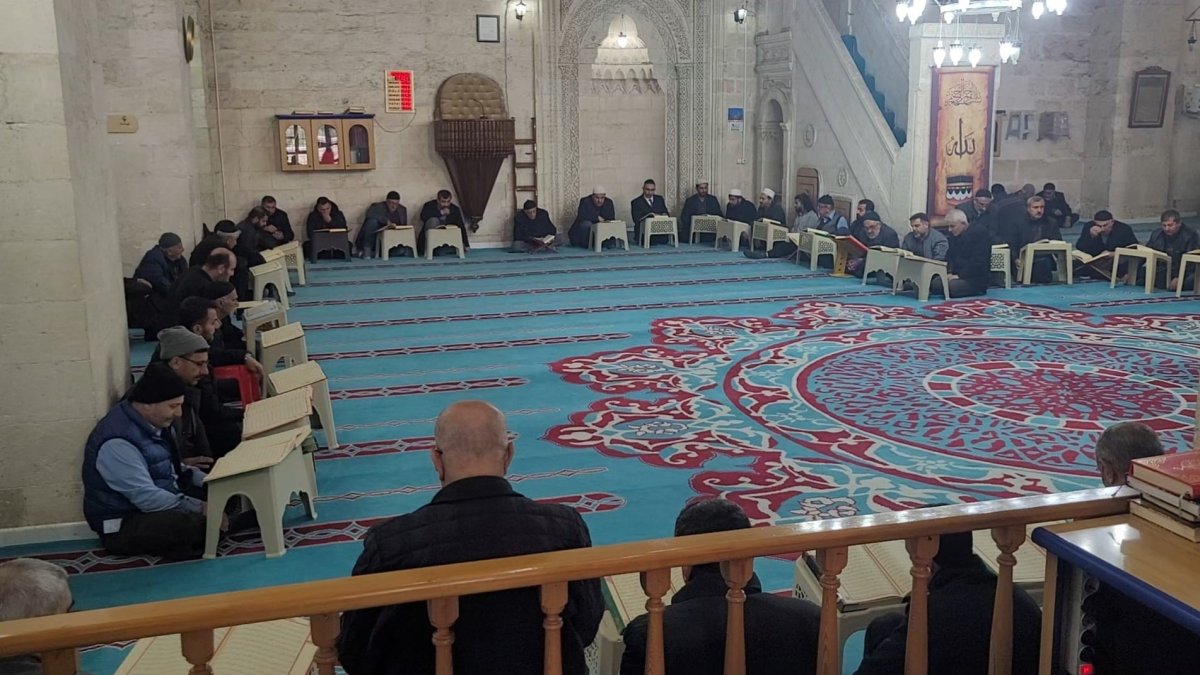 Worshippers engage in the tradition of mukabele at the centuries-old Selahaddin Eyyubi Mosque during Ramadan, Diyarbakır, Türkiye, March 9, 2025. (IHA Photo)