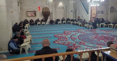 Worshippers engage in the tradition of mukabele at the centuries-old Selahaddin Eyyubi Mosque during Ramadan, Diyarbakır, Türkiye, March 9, 2025. (IHA Photo)