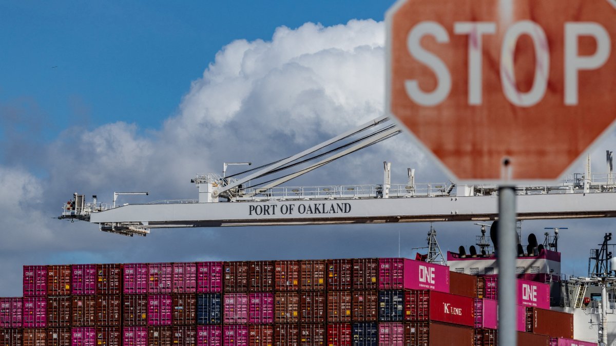 A cargo ship full of shipping containers is seen at the port of Oakland as trade tensions escalate over U.S. tariffs, Oakland, California, U.S., March 6, 2025. (Reuters Photo)