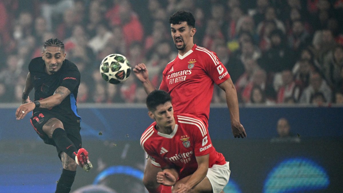 Barcelona&#039;s Raphinha (L) shoots during the UEFA Champions League round of 16 first leg football match against Benfica at Estadio da Luz stadium, Lisbon, Portugal, March 5, 2025. (AA Photo)