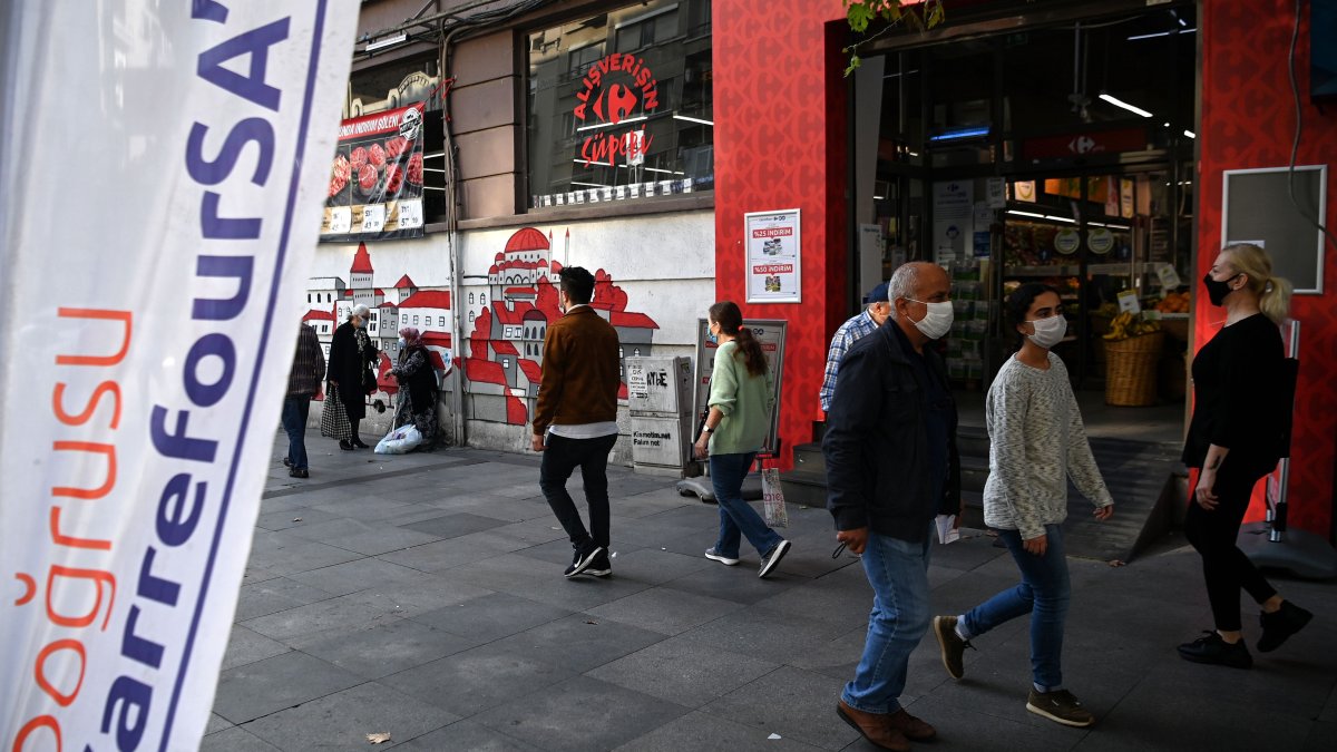 People walk in front of a French brand supermarket &quot;Carrefour&quot; in the Nişantaşı neighborhood, Istanbul, Türkiye, Oct. 26, 2020. (AFP Photo)