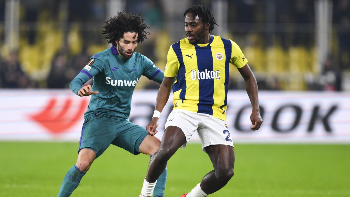 Fenerbahçe's Bright Osayi-Samuel (R) in action with Anderlecht's Cesar Huerta during the UEFA Europa League last 16 playoff match at the Ülker Stadium, Istanbul, Türkiye, Feb. 13, 2025. (AA Photo)