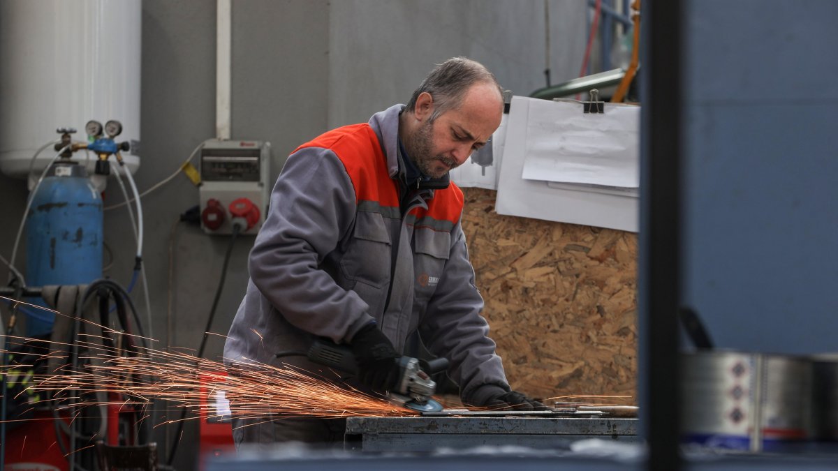 A worker is seen at a factory in Bursa, northwestern Türkiye, March 5, 2025. (AA Photo)