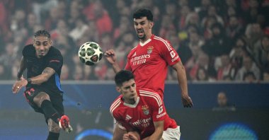 Barcelona&#039;s Raphinha (L) shoots during the UEFA Champions League round of 16 first leg football match against Benfica at Estadio da Luz stadium, Lisbon, Portugal, March 5, 2025. (AA Photo)